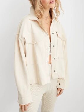 C032 AERIE Cropped Shacket